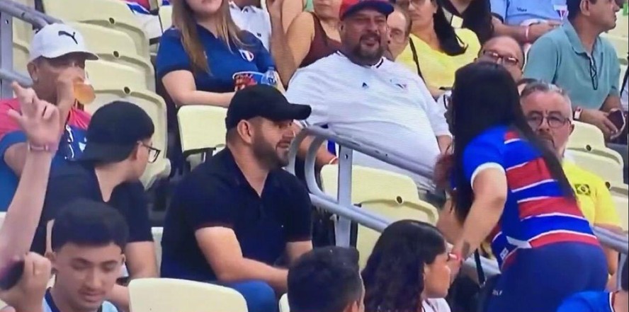 Torcedora hostilizou pessoas de camisa preta no jogo entre Flamengo e Fortaleza