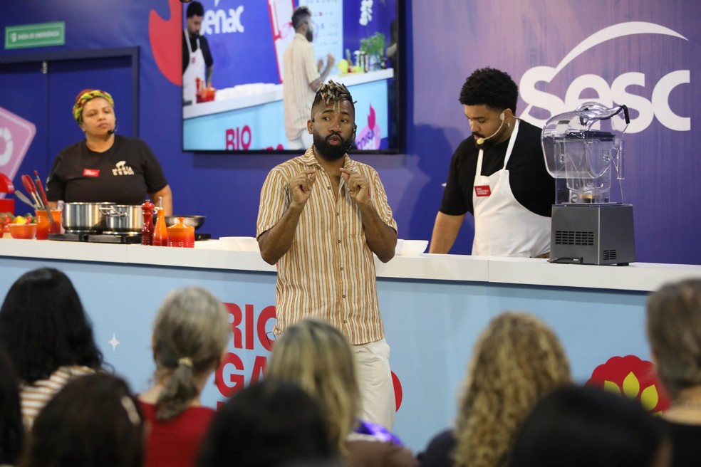 Vanessa Rocha, João Diamante e Danilo Parah em aula sobre vatapá no Rio Gastronomia — Foto: Lucas Tavares/O Globo