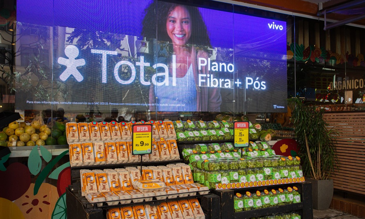 Supermercados vendem espaço publicitário até nos corredores