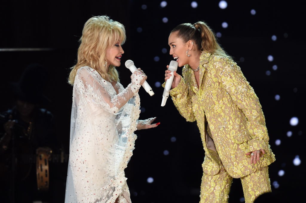 Miley Cyrus chora ao homenagear Dolly Parton em show em Los Angeles: 'Eu a sinto, agora mais do que nunca'