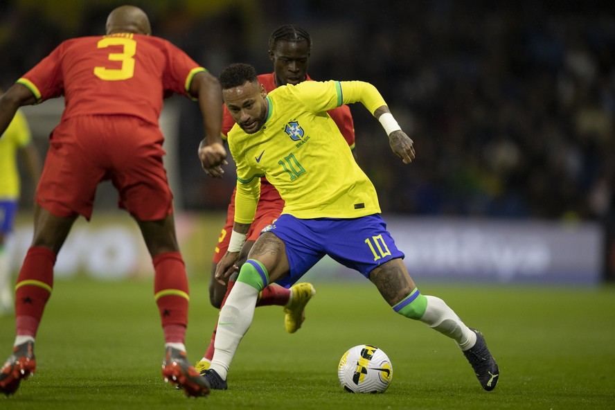 Neymar tenta a jogada entre dois marcadores da seleção de Gana