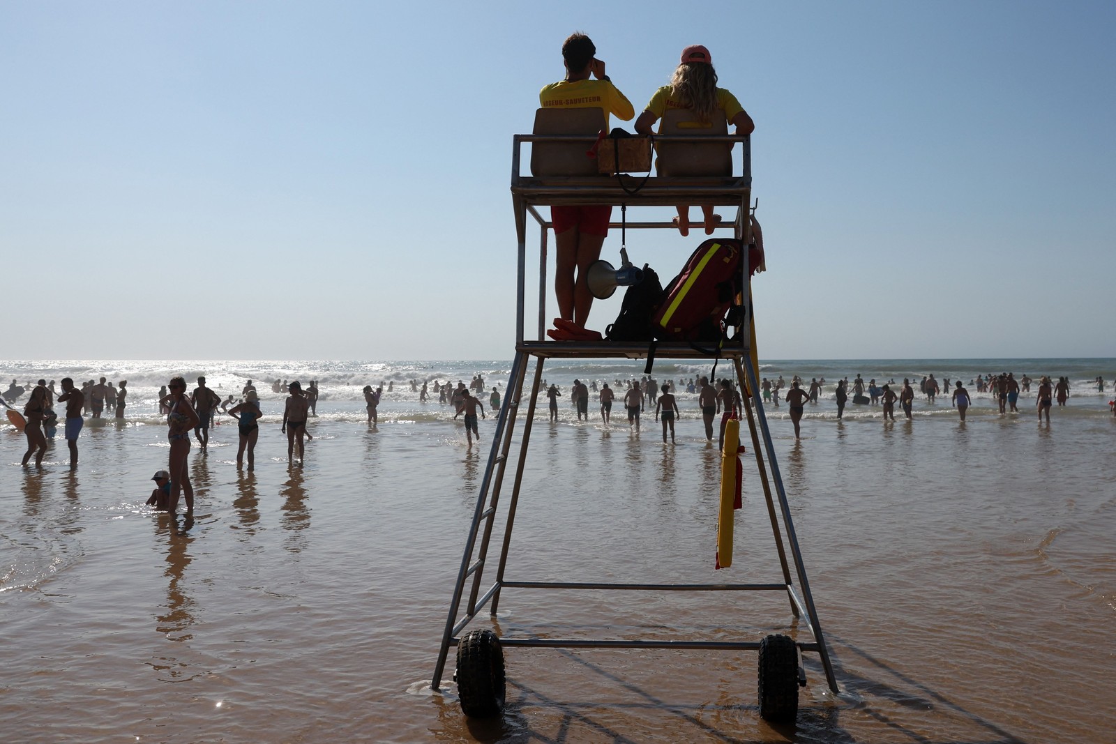 Banhistas na praia de Lacanau, no oeste da França, em 21 de agosto de 2023, enquanto país enfrenta uma onda de calor. — Foto: ROMAIN PERROCHEAU / AFP