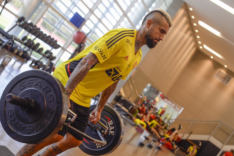 Vidal em exercícios de força no CT do Flamengo — Foto: Divulgação