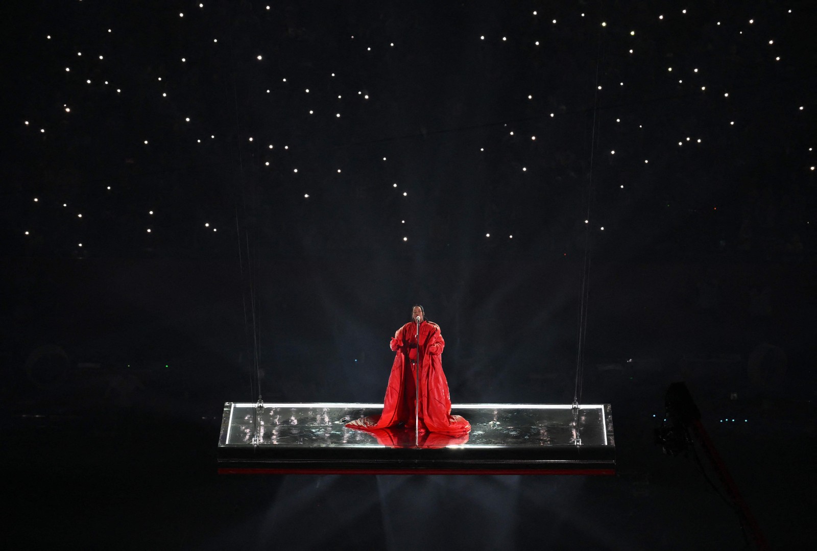 Rihanna se apresenta no intervalo do Super Bowl — Foto: TIMOTHY A. CLARY/AFP