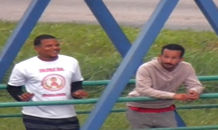 Pedro (sorrindo, à esquerda) conversa com Igor na passarela momentos antes do crime
