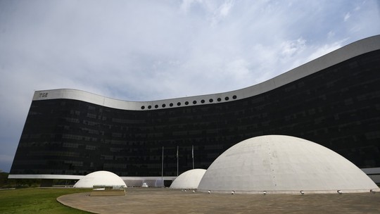 TSE vai se reunir com institutos e deve retomar julgamento sobre pesquisa suspensa após pedido de Flávio Bolsonaro TSE vai se reunir com institutos e deve retomar julgamento sobre pesquisa suspensa após pedido de Flávio Bolsonaro