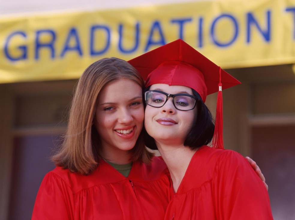 Scarlett Johansson e Thora Birch em 'Ghost World: Aprendendo a Viver' (2001), de Terry Zwigoff — Foto: Tracy Bennett