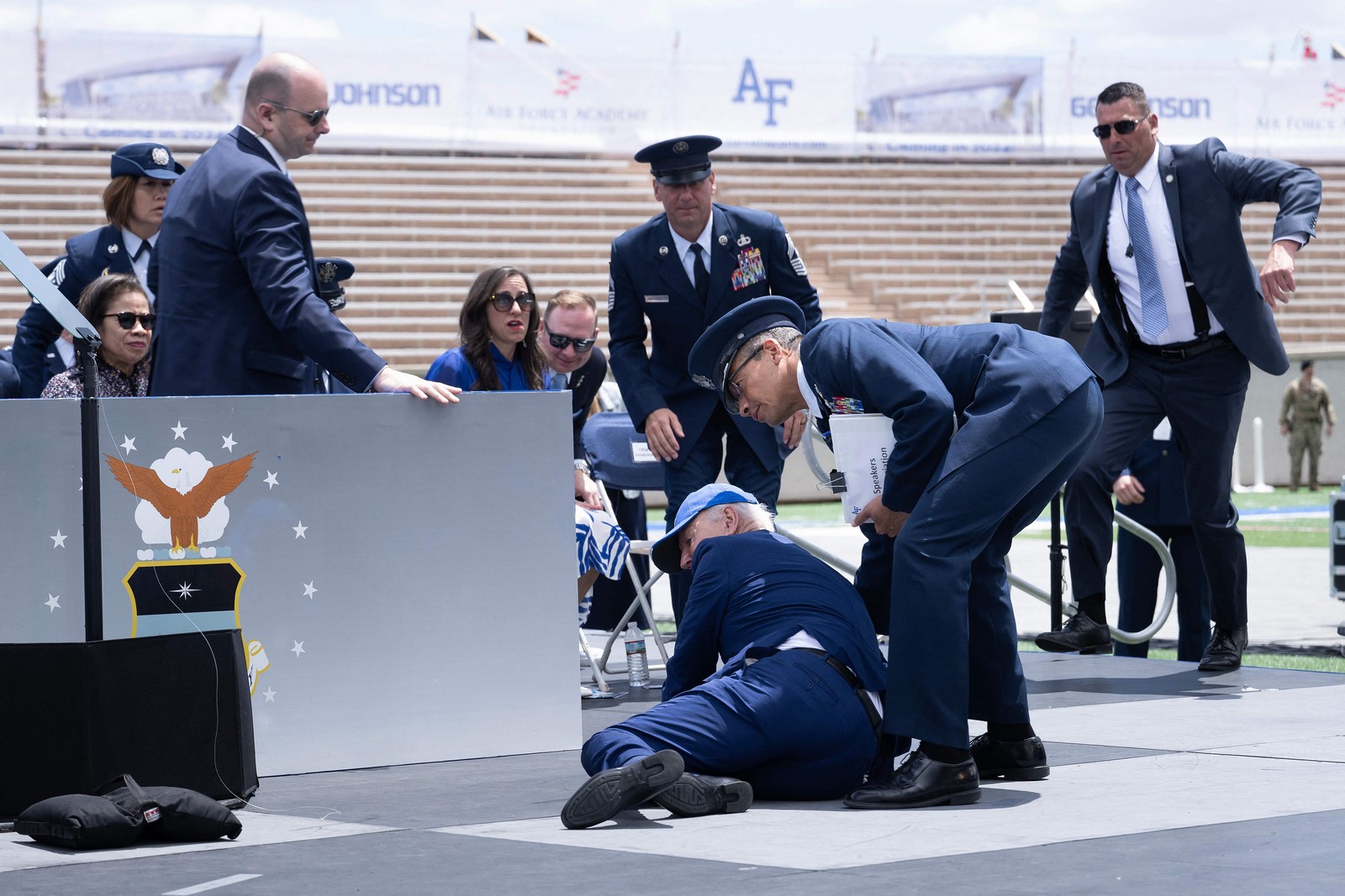 Joe Biden, cai durante a cerimônia de formatura na Academia da Força Aérea dos Estados Unidos — Foto: Brendan Smialowski / AFP