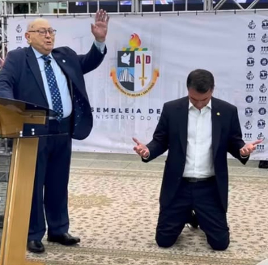 Flávio inicia tour de igrejas e amplia ofensiva entre evangélicos: 'Que o  Senhor o leve para ser presidente'