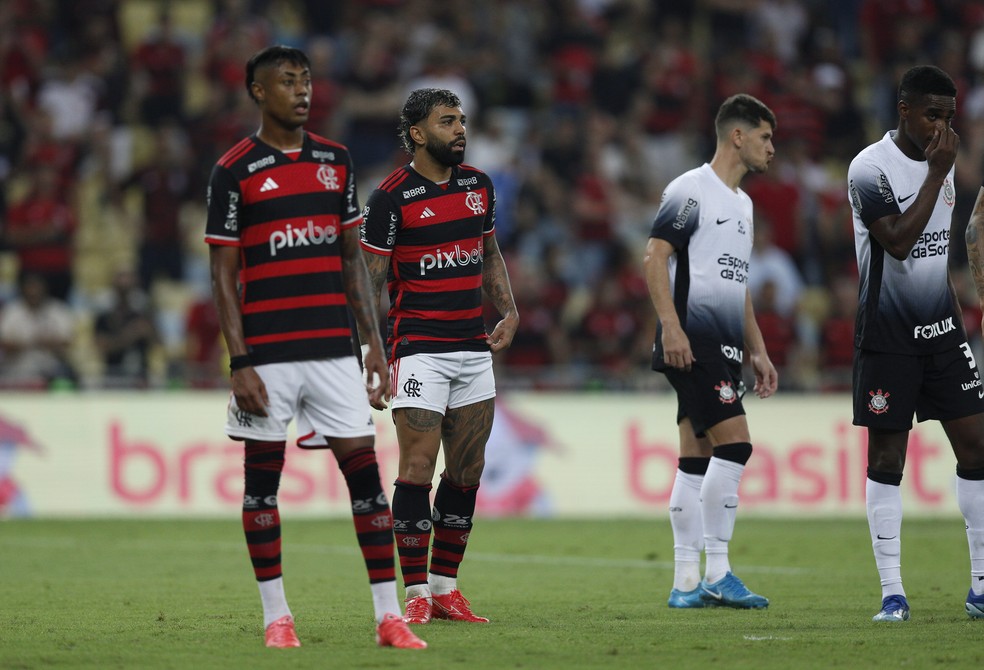 Gabigol e Bruno Henrique formaram a dupla de ataque do Flamengo contra o Corinthians — Foto: Alexandre Cassiano