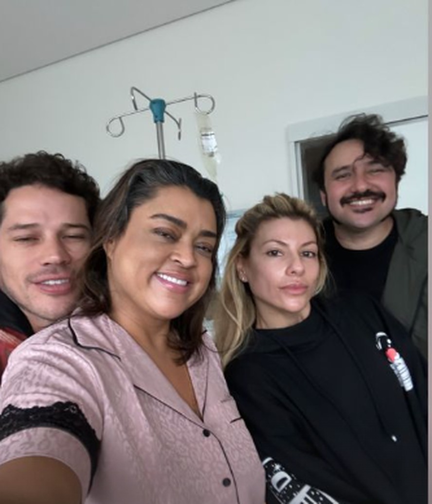 Preta Gil recebe visita de amigos no hospital