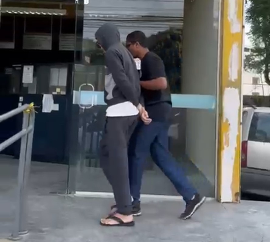 Adolescente apreendido por matar a família contou à polícia que pais sumiram após socorrerem irmão, que tinha se engasgado com vidro