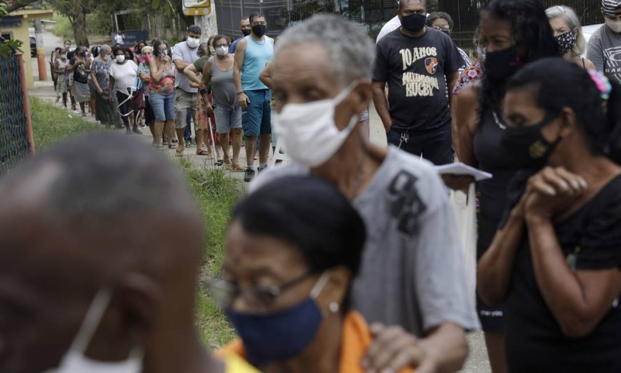 Fila em direção a um posto de vacinação para receber uma dose da vacina contra o coronavírus em Belford Roxo, Baixada Fluminense — Foto: Ricardo Moraes / Reuters