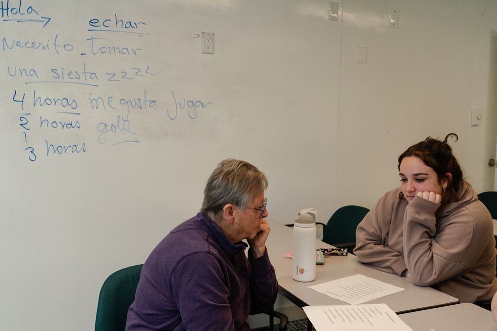 Sara Leclair E Mandy Waddell São Colegasde class que Estudam espanhol na na Unsive Lasell, Em Newton - Foto: Sophie Park/Bloomberg