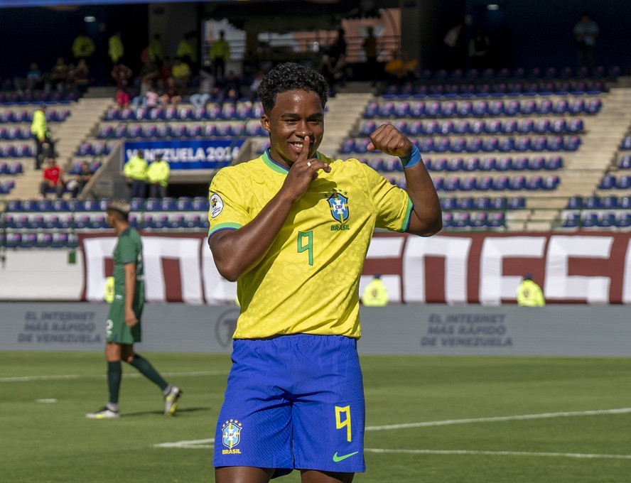 Endrick comemora gol do Brasil contra a Bolívia pelo Pré-Olímpico