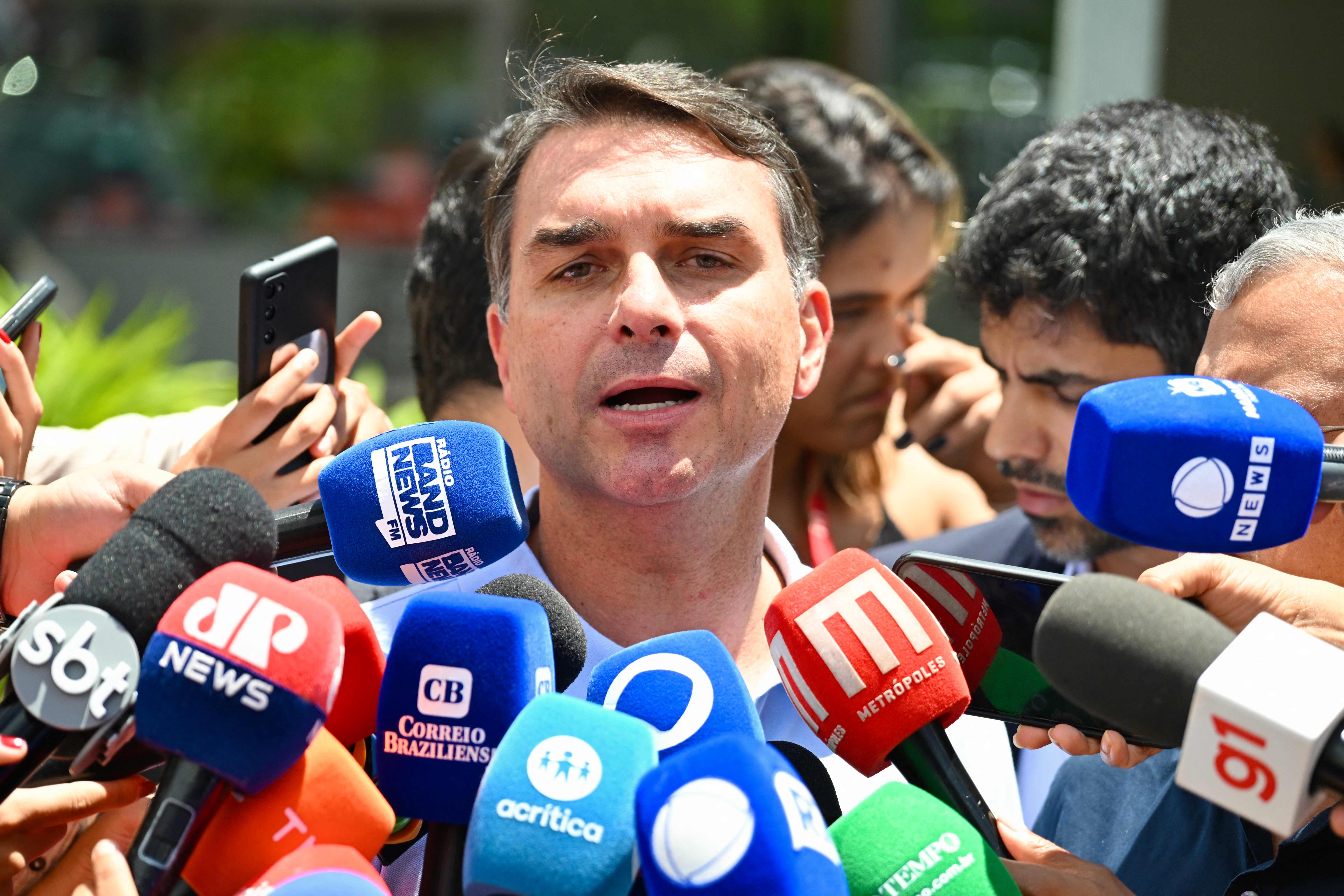 Flávio diz que operação sobre ‘Dark Horse’ é tentativa de ‘interferência política’ e que filme sobre o pai ‘não tem dinheiro público’
