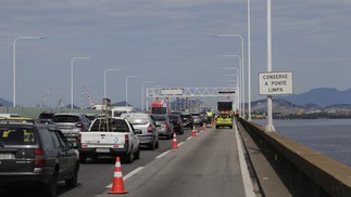 No local onde ocorreu a colisão, no km 329, teve duas faixas interditadas para reparo no guarda corpo — Foto: Domingos Peixoto/Agência O Globo