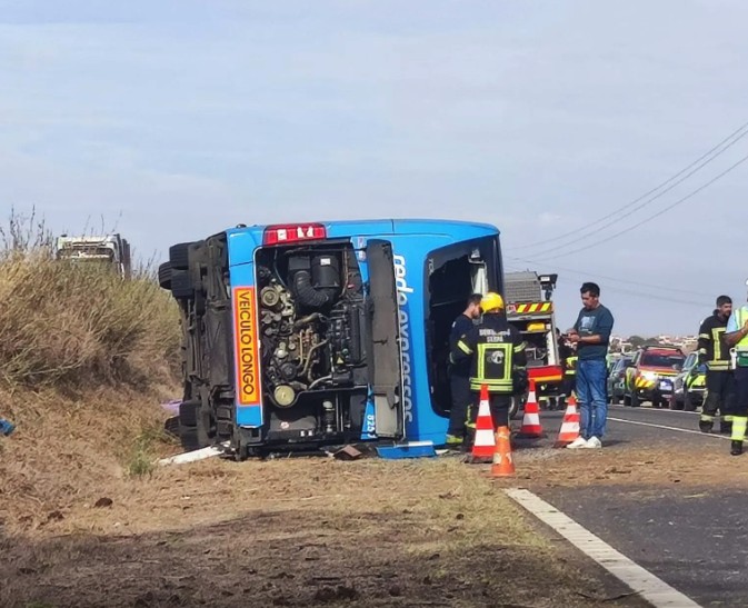 Motorista morre e vários passageiros ficam feridos após ônibus tombar em estrada de Portugal