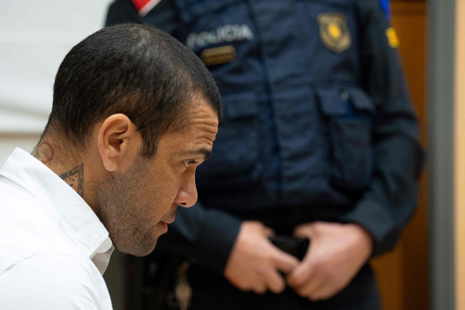 Daniel Alves é julgado por acusação de estupro na Espanha — Foto: DAVID ZORRAKINO / AFP