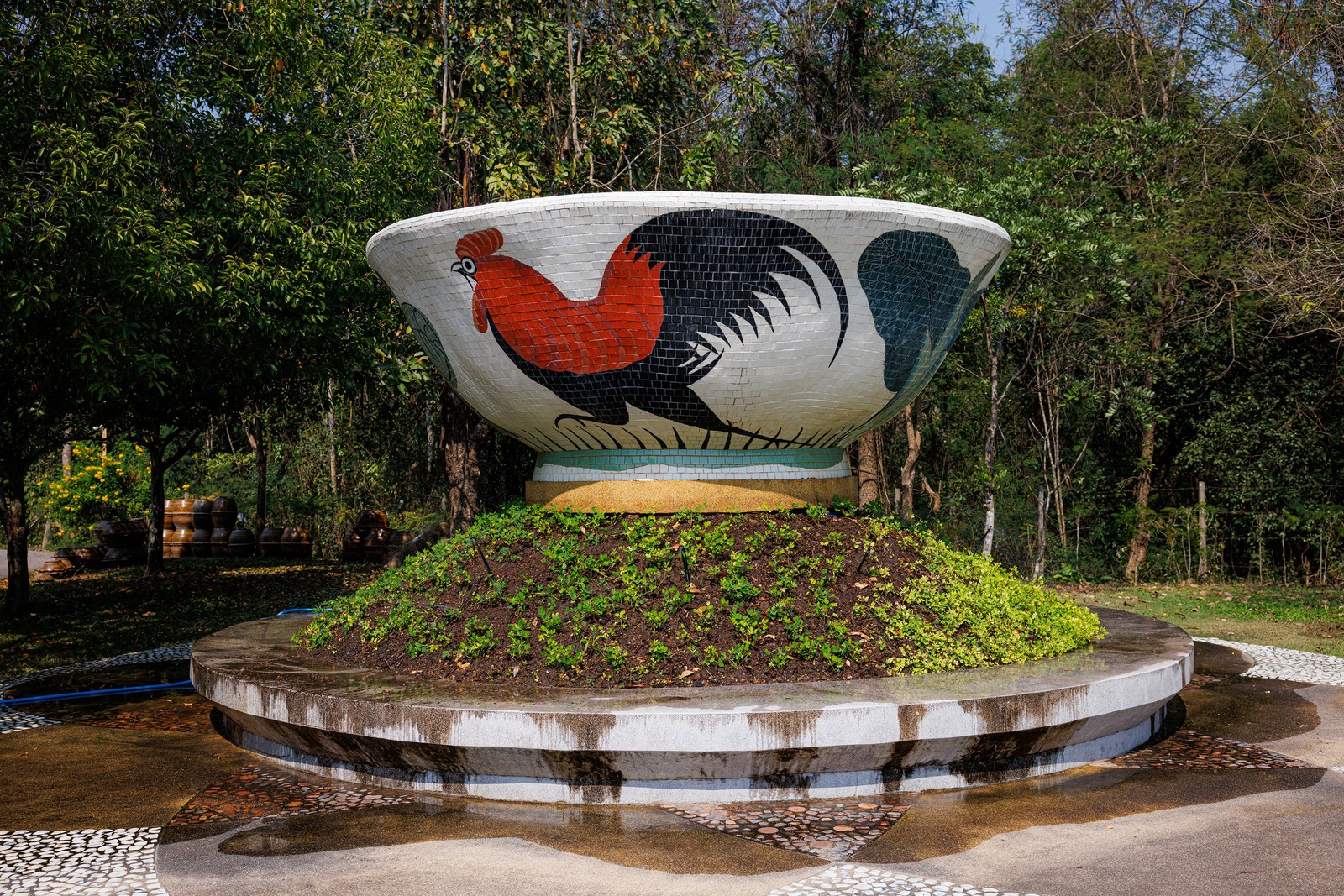 Uma Tigela Gigante Com Galos E Galinhas Pintados, Umsímbolo Artísticode Lampang, No Norte daTailândia -foto: Andre Malerba/The New York Times