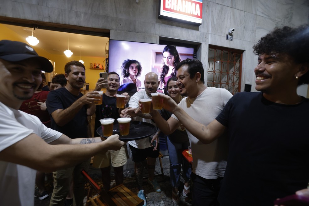 Grupo de amigos ganhou bolão após acertar que Odete Roitman não morreria no final de 'Vale Tudo' — Foto: Alexandre Cassiano