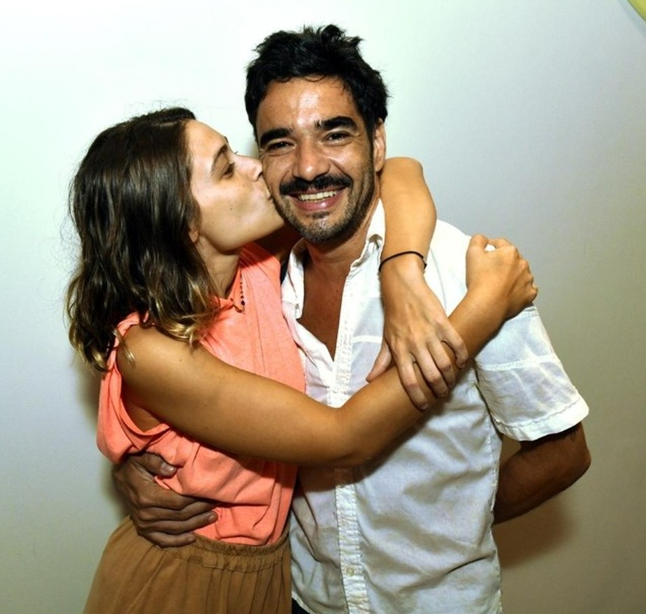 Luisa Arraes e Caio Blat marcam presença em evento no Rio