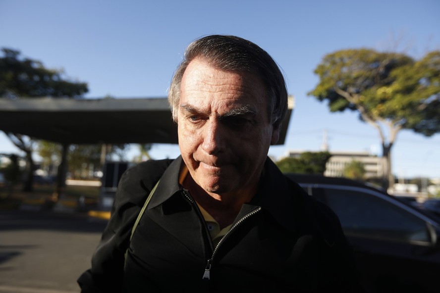 Em meio a escândalo das joias, Bolsonaro vai ao dentista em Goiânia