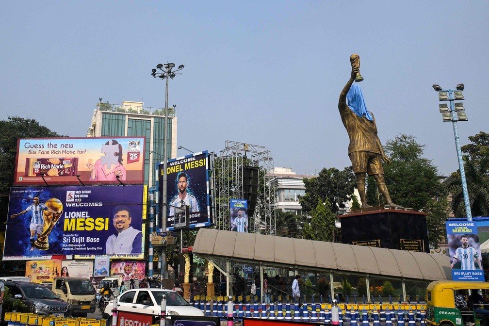 Statue of Lionel Messi in India — Photo: Dibyangshu SARKAR / AFP