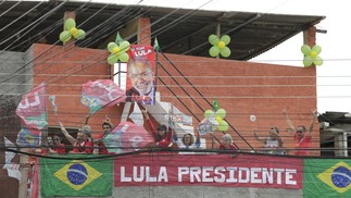 Moradores do Complexo do Alemão demonstram apoio ao ex-presidente e candidato Lula — Foto: Domingos Peixoto/Agência O Globo