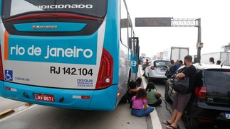 Passageiros saltaram do ônibus por causa do tiroteio — Foto: Fabiano Rocha/Agência O Globo