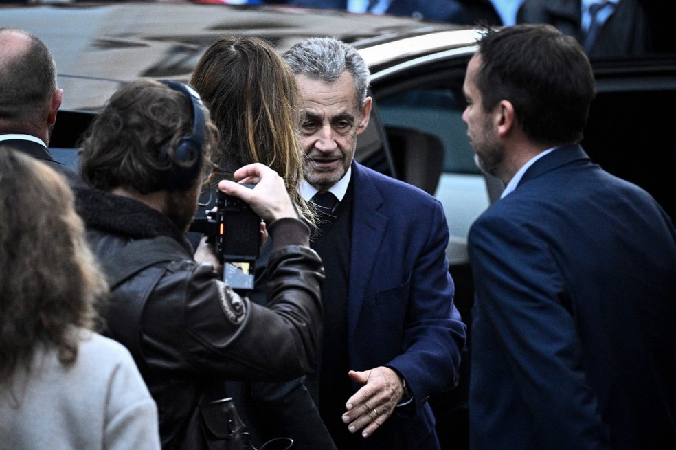 O ex-presidente da França Nicolas Sarkozy deixa sua casa para se apresentar na penitenciária de La Santé, em Paris — Foto: JULIEN DE ROSA / AFP