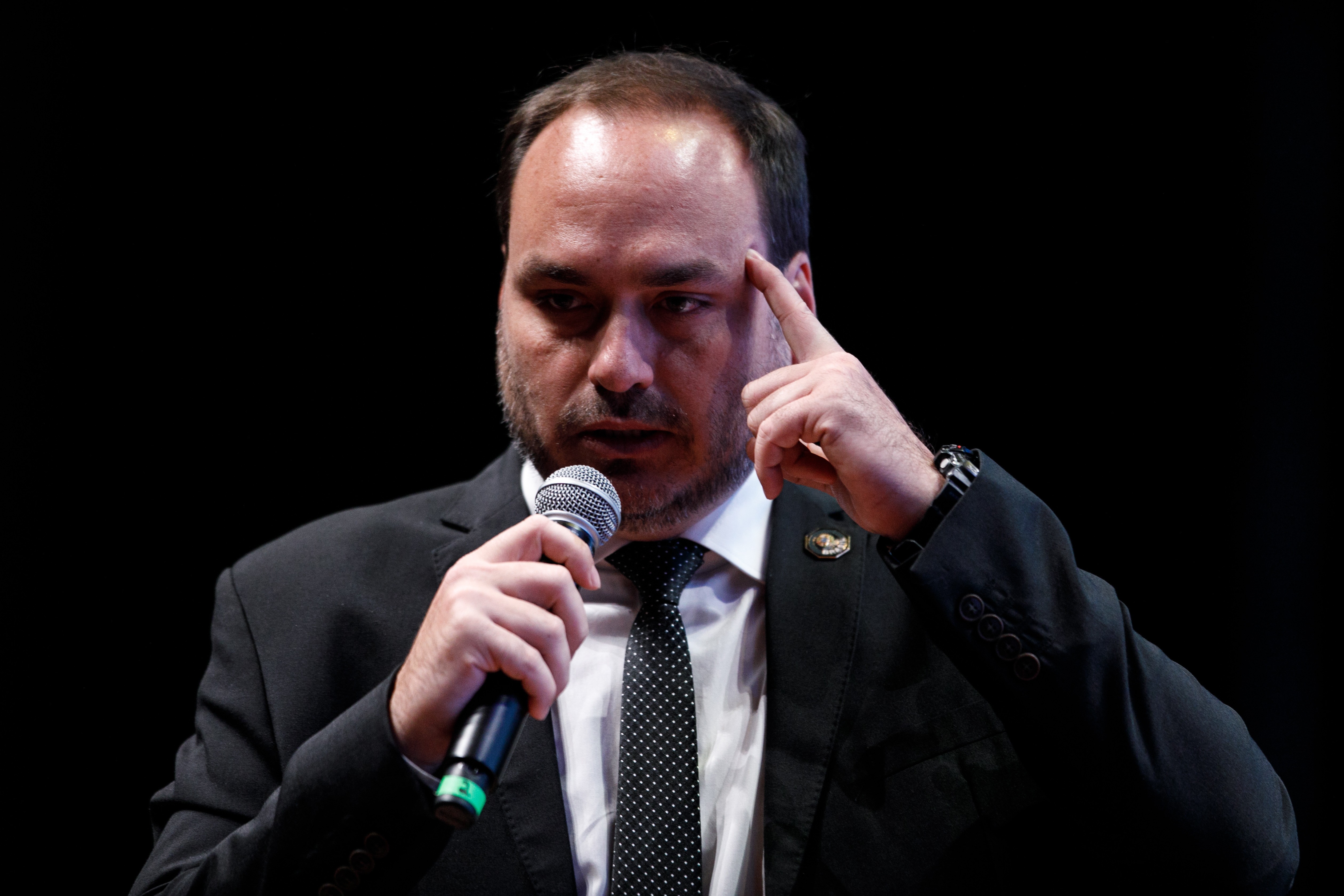 A resistência de Carlos Bolsonaro na trégua entre Flávio e Michelle