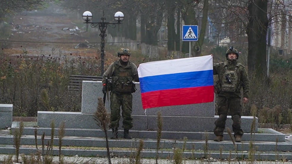Russian soldiers raise the country's flag in the center of Pokrovsk, a strategic city in Ukraine — Photo: Russian Defense Ministry / AFP