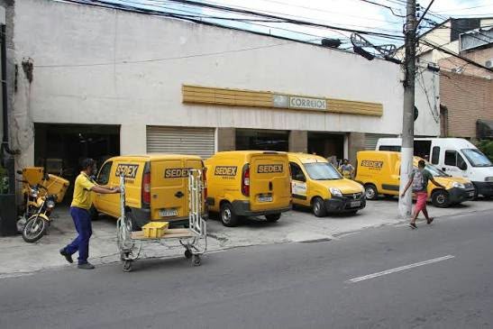 Funcionários dos Correios de Niterói fazem greve após denúncia de água contaminada em unidade