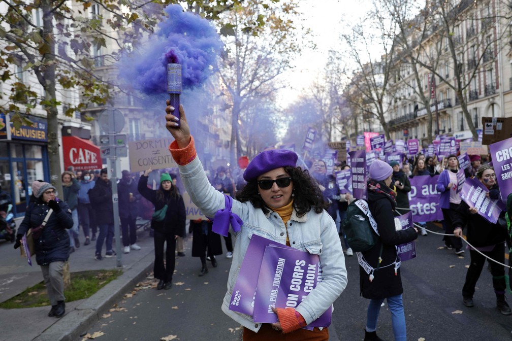 Mulher segura sinalizador durante manifesta&ccedil;&atilde;o em Paris &mdash; Foto: Geoffroy Van Der Hasselt/AFP