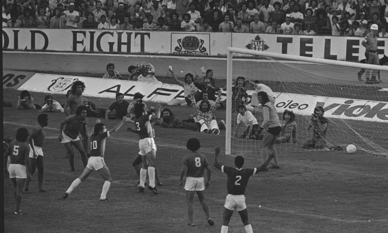 18º - INTERNACIONAL (1975) - Figueroa (camisa 3 do Internacional) marca de cabeça o gol da vitória sobre o Cruzeiro.  — Foto: Arquivo/Agência O Globo
