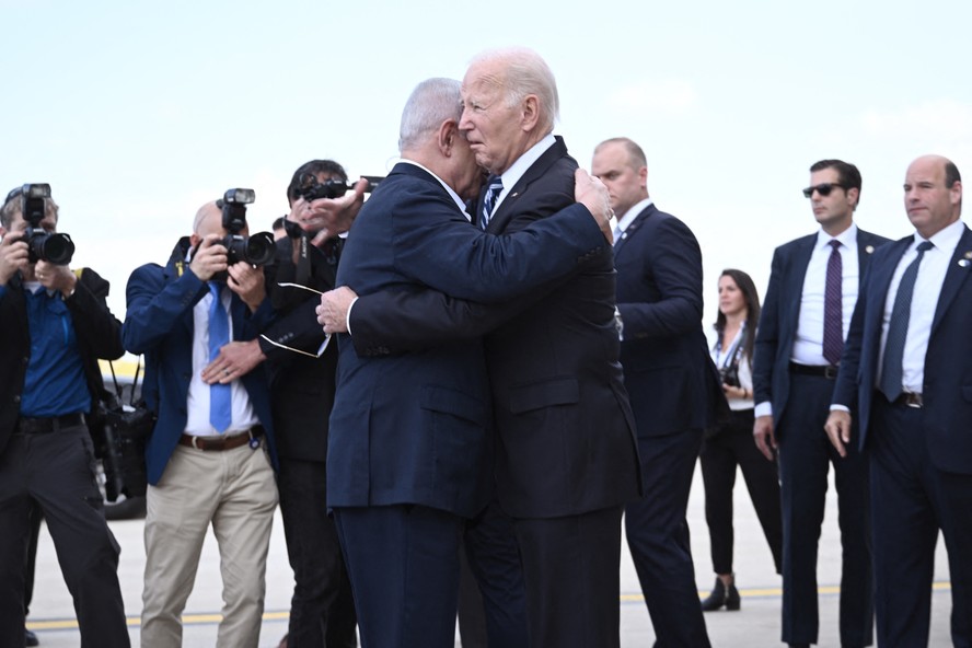 Primeiro-ministro israelense Benjamin Netanyahu recebe presidente americano, Joe Biden, em aeroporto de Tel Aviv
