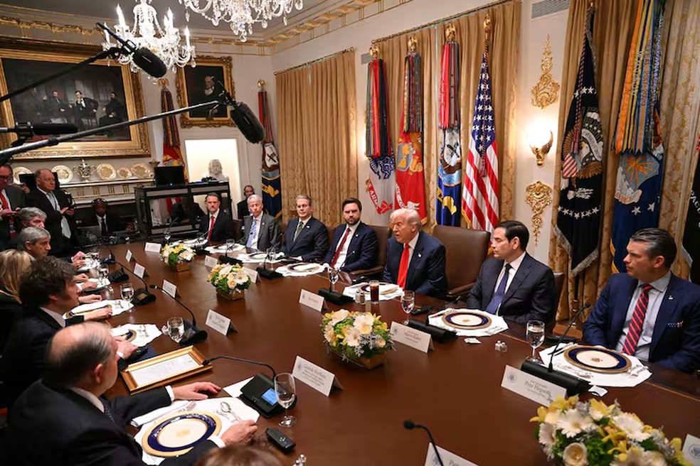 Almoo de Trump e Milei com suas respectivas equipes na Casa Branca - Foto: AFP