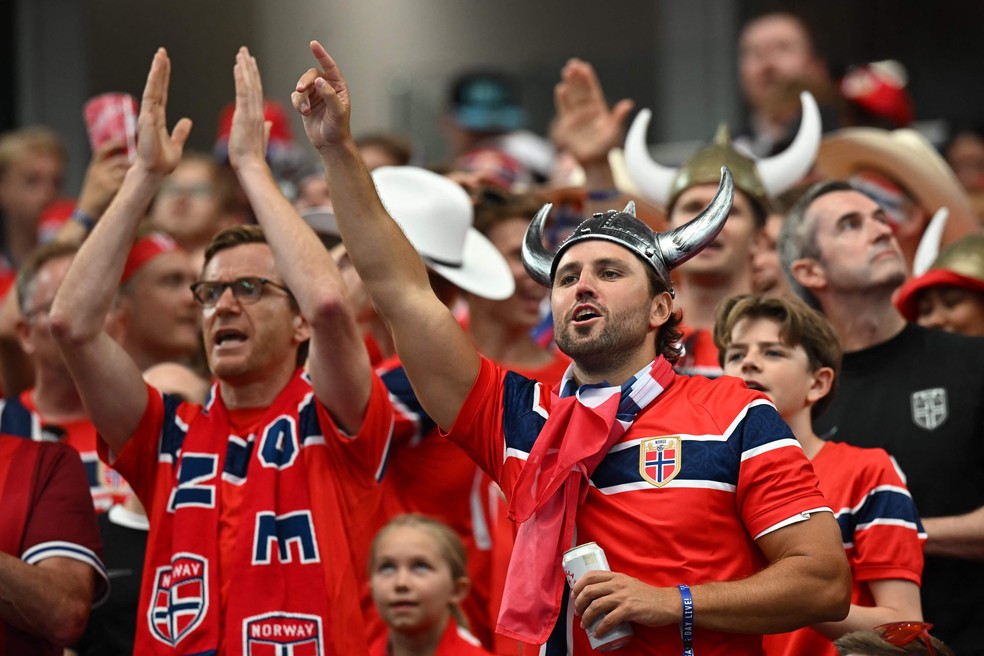 Torcedores da Noruega adotaram o chapéu com chifres como adereço na Copa do Mundo — Foto: Paul ELLIS / AFP