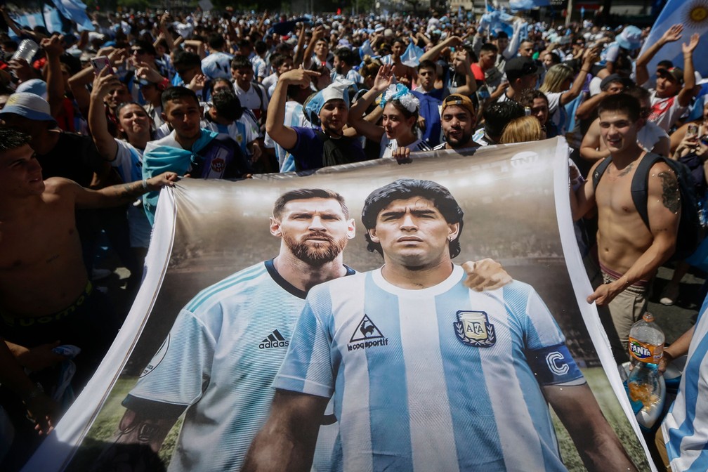 Torcedores da Argentina erguem bandeira com imagem de Lionel Messi e Diego Maradona — Foto: Emiliano Lasalvia/AFP