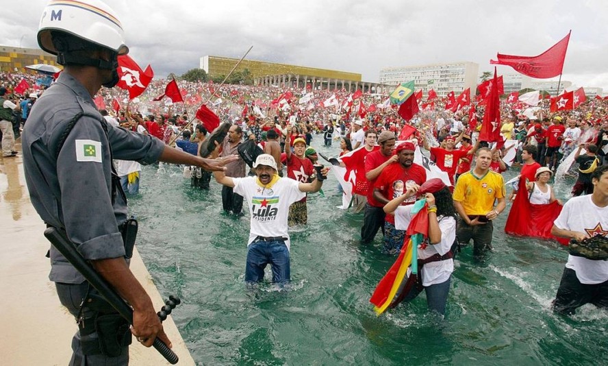 Populares comemoraram a posse de Lula na Presidência em 2003 no espelho d'água do Congresso