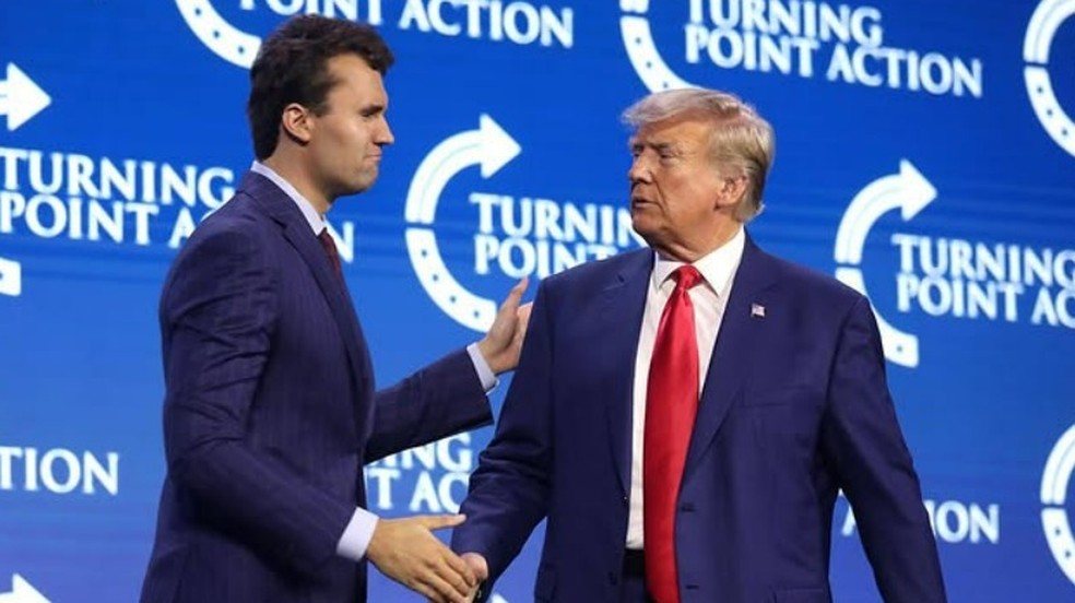 Charlie Kirk ao lado de Donald Trump — Foto: Reprodução