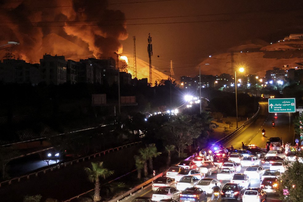 Incêndio em depósito de combustível no norte de Teerã, provocado por bombardeio israelense — Foto: ATTA KENARE / AFP