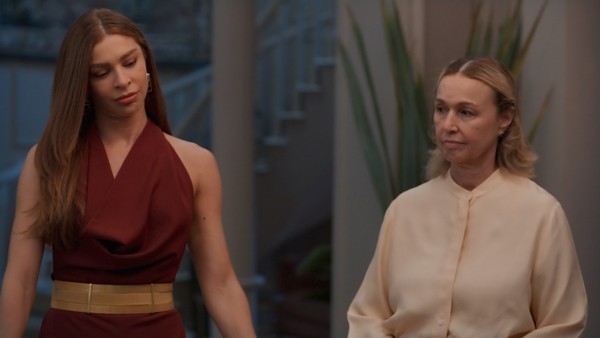 'Três Graças': apaixonada, Helga chantageia Arminda