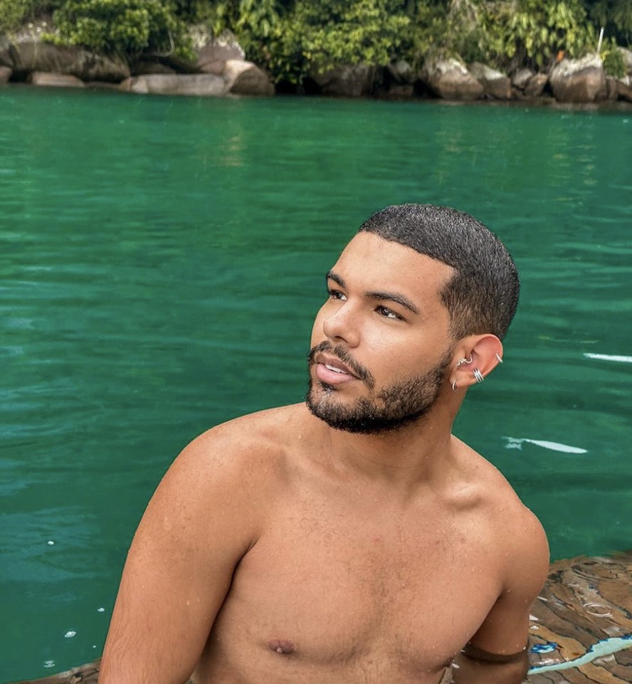Ex-BBB Vyni curte férias em ilha privada no Rio e cita semelhança com Drake
