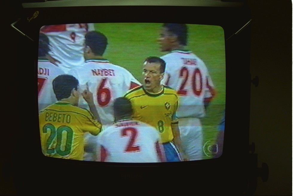 Televisão transmite jogo entre Brasil e Marrocos na Copa do Mundo de 1998 — Foto: Frederico Rozario/Agência O Globo/16-6-1998