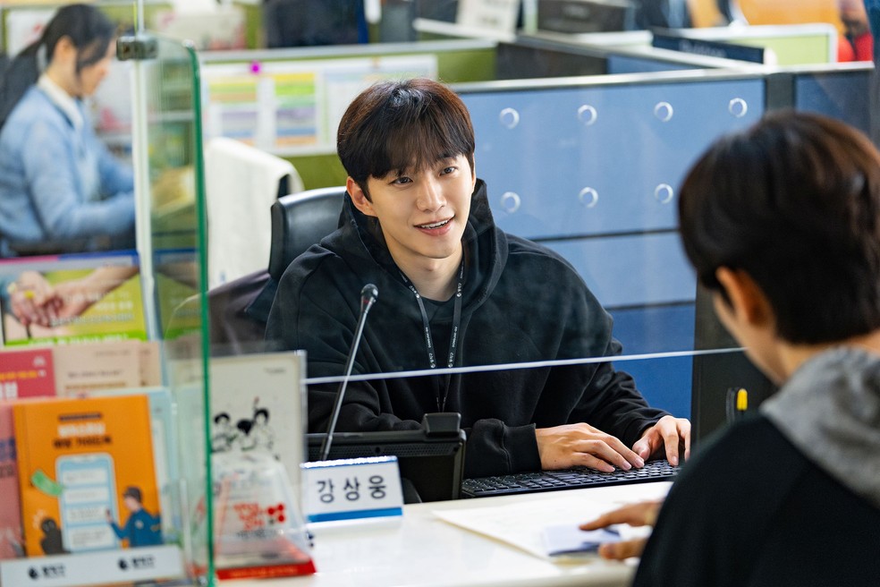 O ator Lee Jun-ho em cena de Cashero, novo dorama coreano da Netflix que acompanha os bastidores de um banco — Foto: Reprodução/Netflix