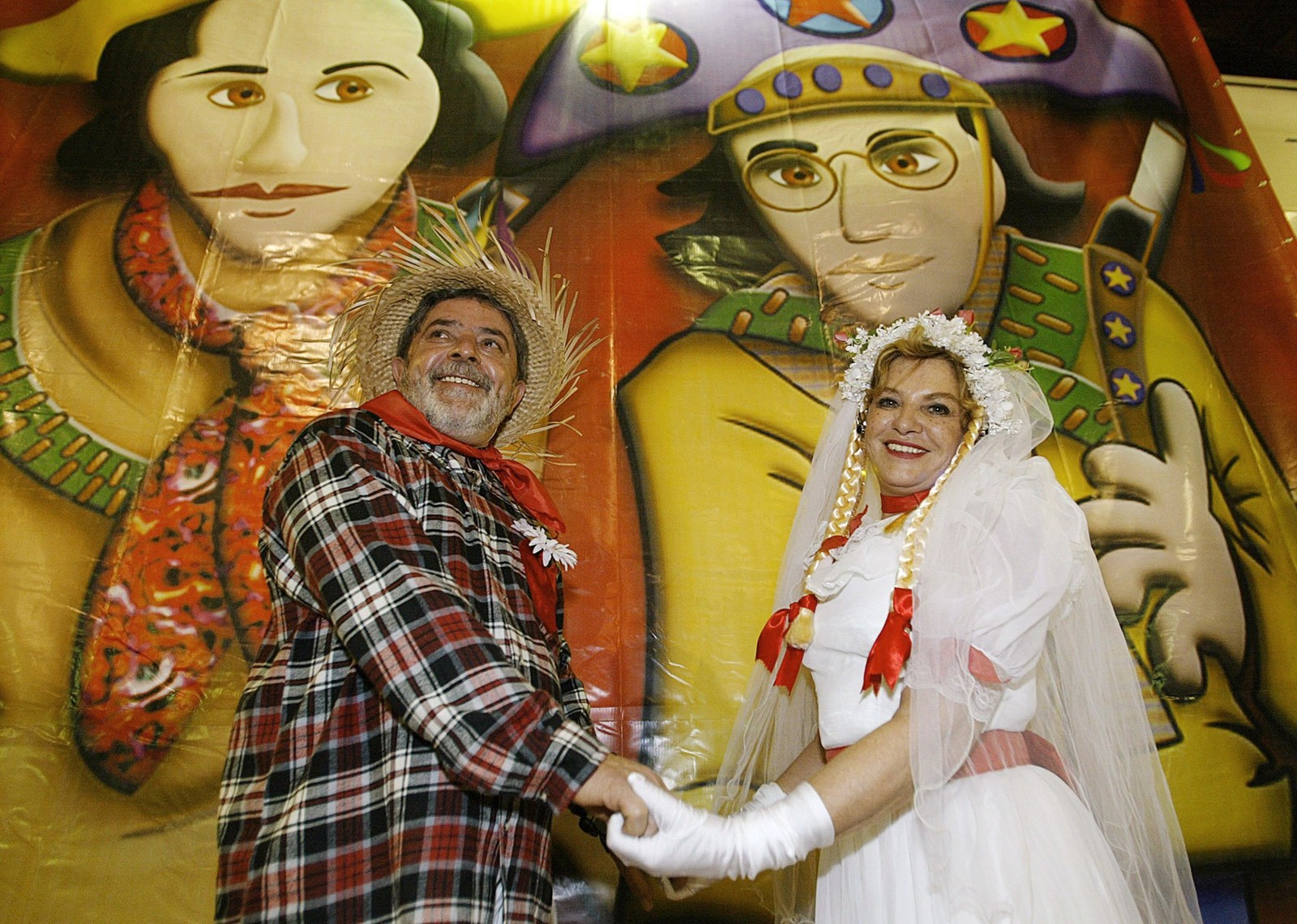 Lula da Silva e a esposa, Marisa Letícia, enquanto participam da festa junina  em junho de 2004.  — Foto: Ricardo Stuckert