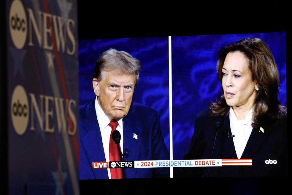 Candidata democrata à Presidência dos EUA, Kamala Harris, e candidato republicano à Casa Branca, Donald Trump, durante debate transmitido pela rede ABC — Foto: MATTHEW HATCHER / AFP