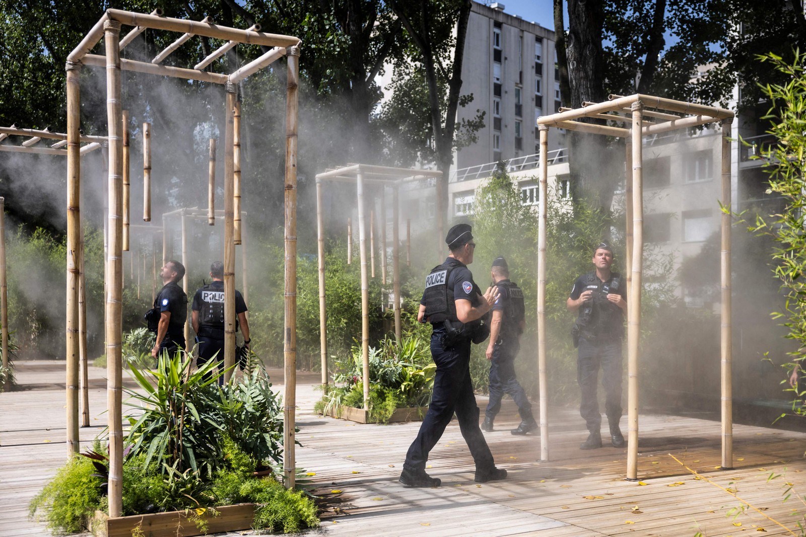 Police officers cool off on the banks of the Ourcq canal, in Paris — Photo: Olympia DE MAISMONT / AFP